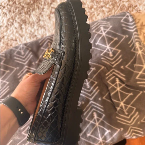 Elegant Black Crocodile-Embossed Loafers - Picture 3 of 4